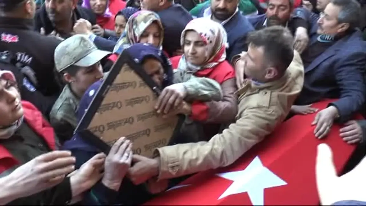 Şehit Asker Son Yolculuğuna Uğurlanıyor