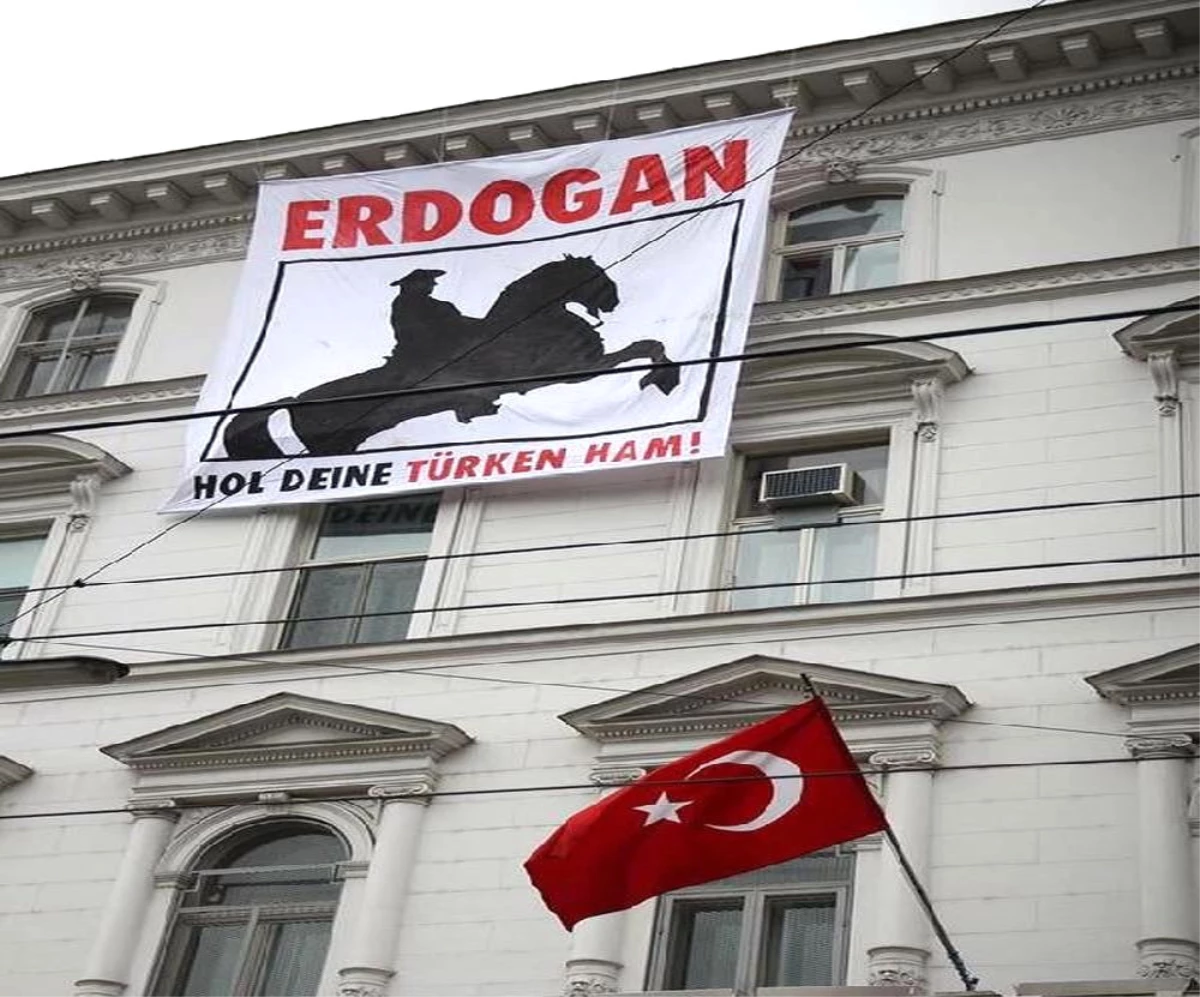 Türkiye\'nin Viyana Büyükelçiliğine Pankartlı Saldırı!