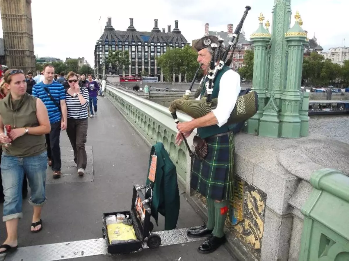 Westminster Köprüsü Trafiğe Açıldı