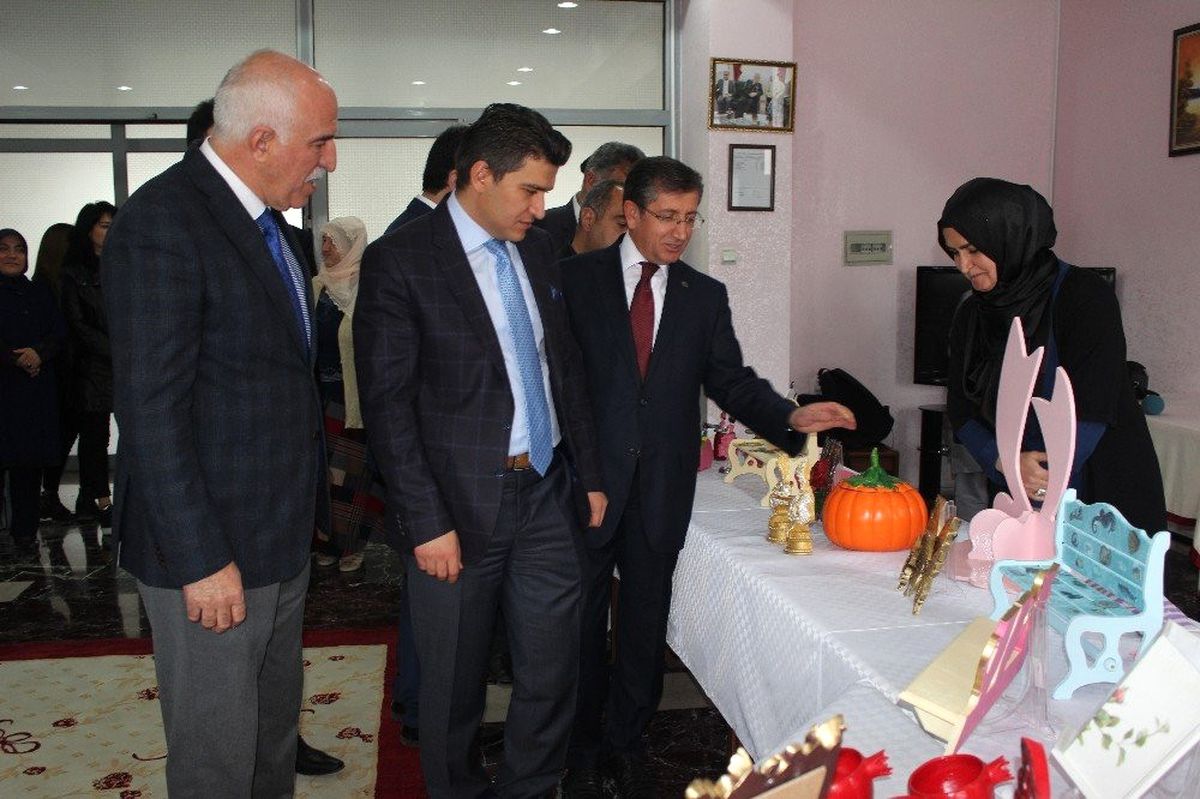 Yaşlılar El Emeklerini Sergiledi