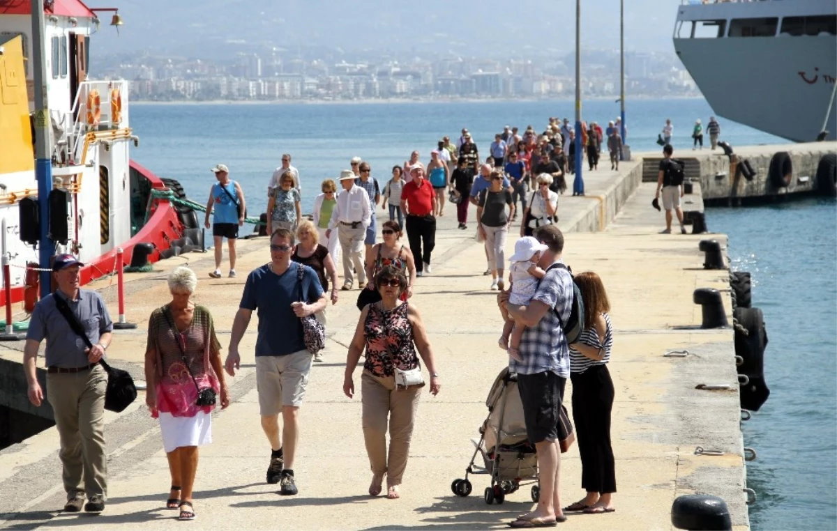 Yılın İlk Yolcu Gemisi Alanya Limanı\'na Yanaştı