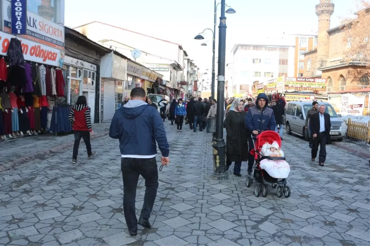 Ağrı\'da Vatandaşlar Güneşin Tadını Çıkardı