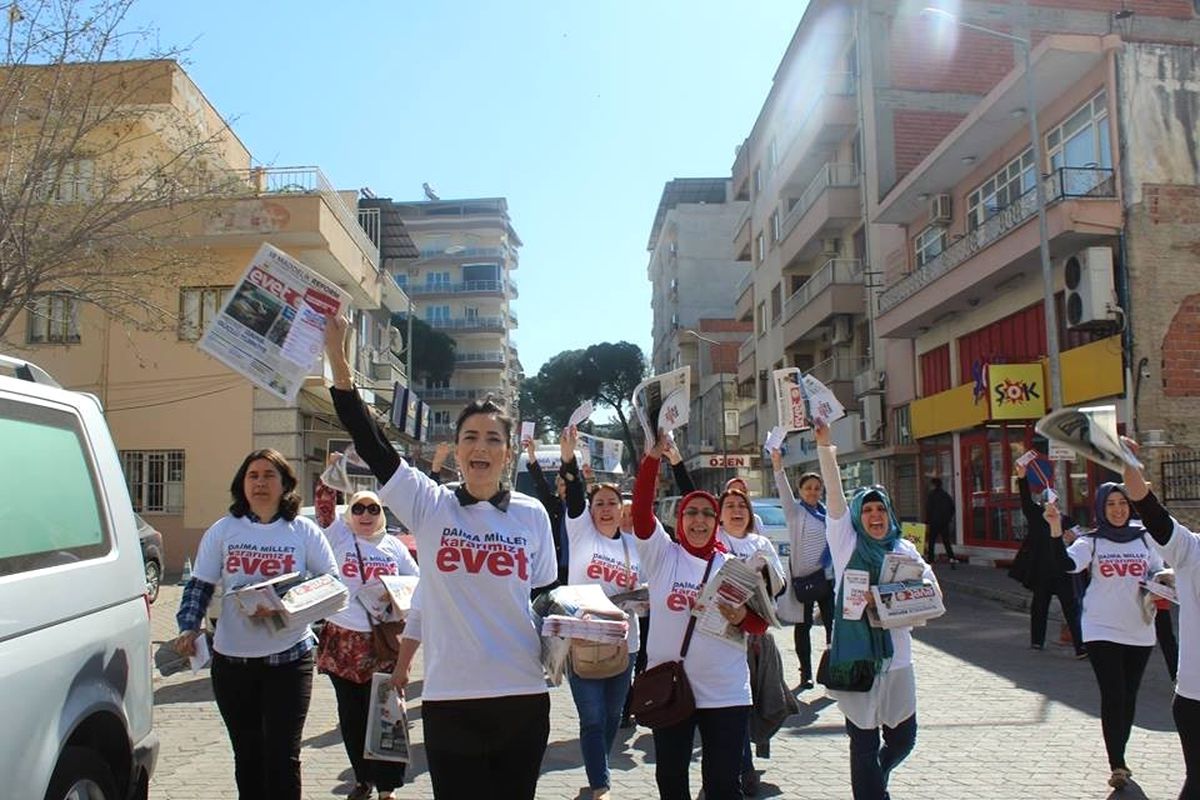 Ak Kadınlar \'Evet\' Çağrısına İncirliova\'da Devam Etti