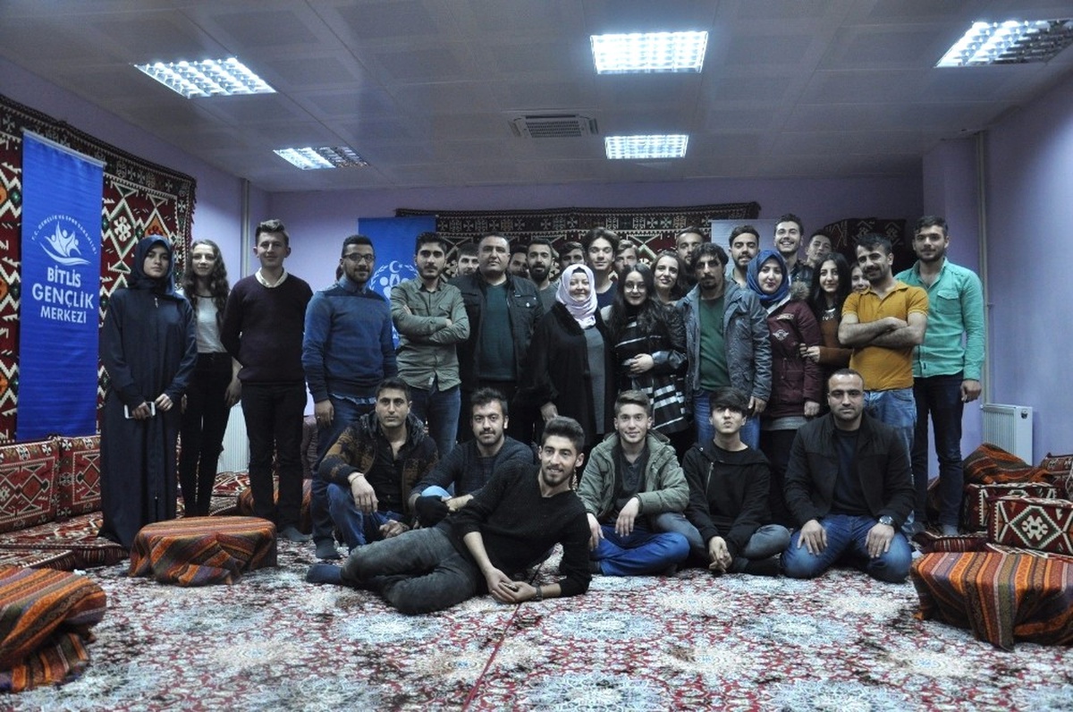 Başkan Aksoy\'un Eşinden Tiyatro Grubuna Ziyaret