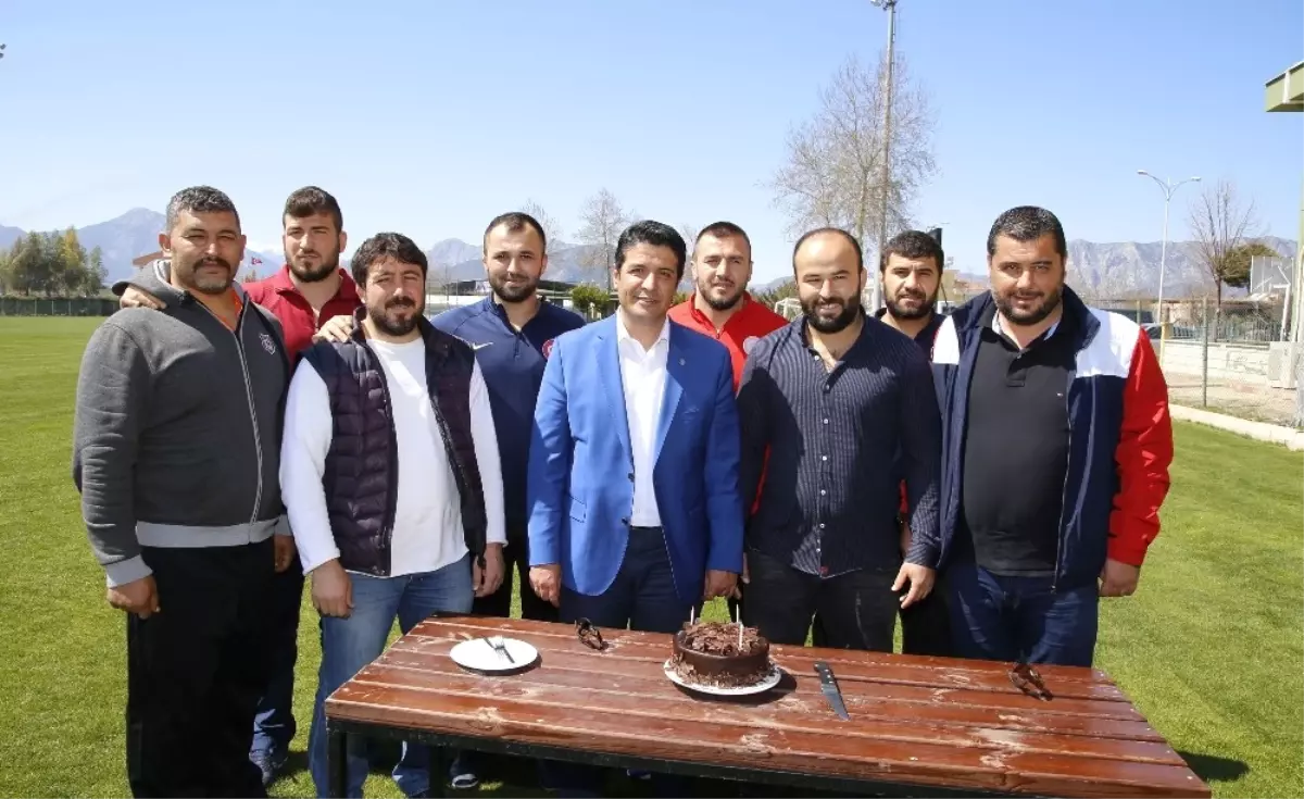 Başkan Genç\'ten Başpehlivan Okulu\'ya Doğum Günü Sürprizi