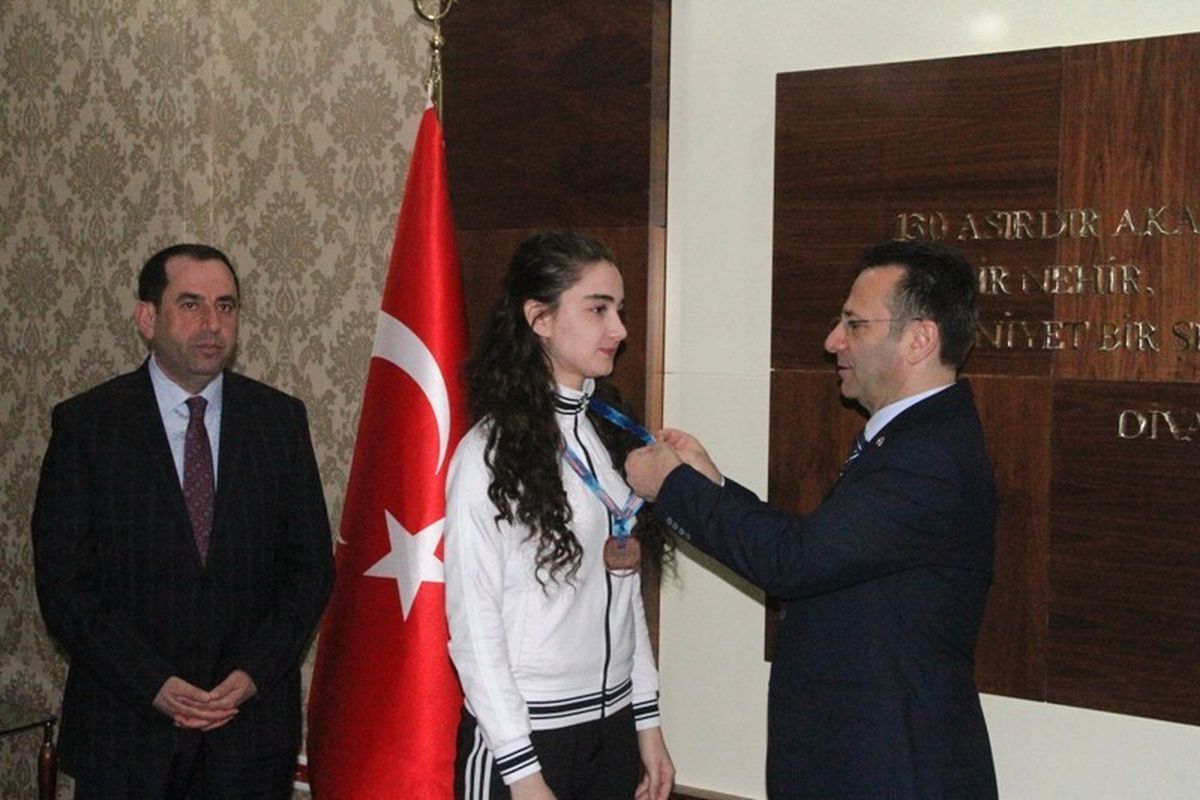 Diyarbakır Valisi Aksoy\'dan Başarılı Sporculara Ödül