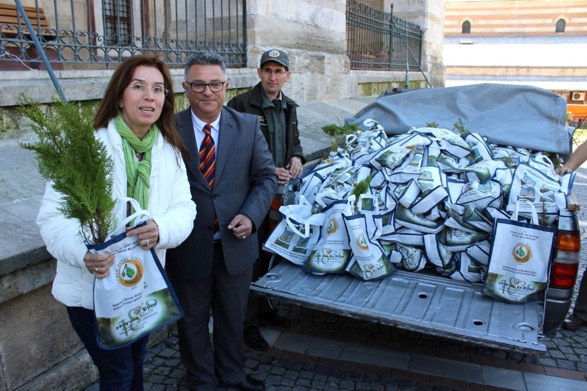 Edirne\'de Halka Ücretsiz 3 Bin Fidan Dağıtıldı