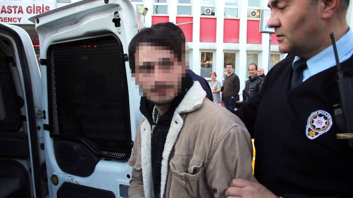 Eşine Küfrettiğini Iddia Ettiği Arkadaşını Öldürdü