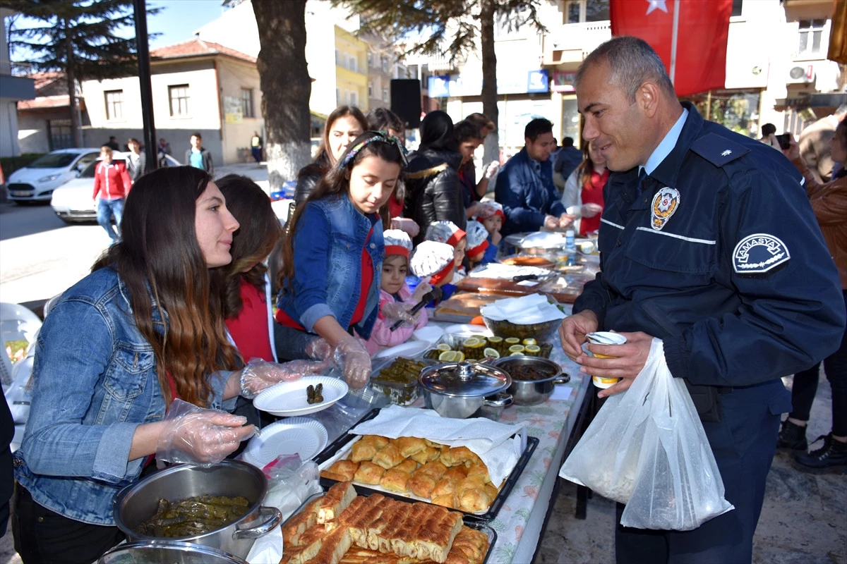 Gümüşhacıköy\'de Şehit Aileleri Yararına Kermes