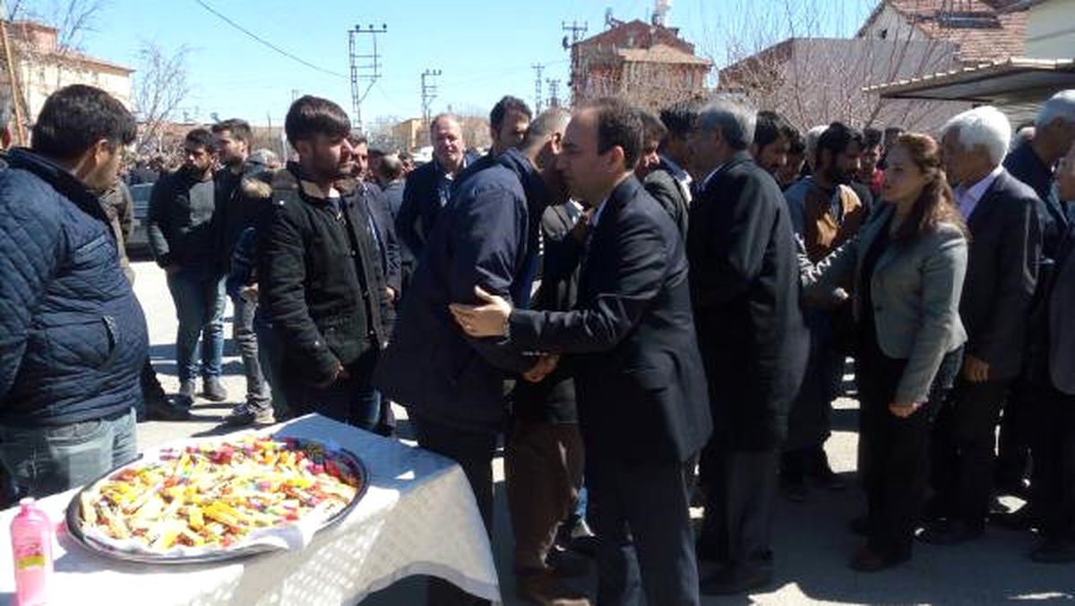 Hdp\'li Vekiller Nevruzda Vurulan Üniversiteli Kemal Kurkut\'un Mevlidine Katıldı