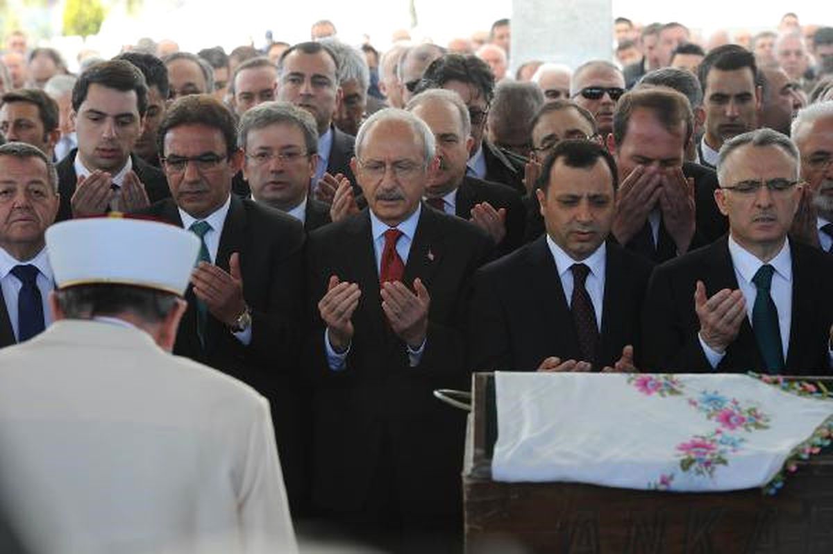 Kılıçdaroğlu, TOBB Başkanı Hisarcıklıoğlu\'nun Annesinin Cenaze Törenine Katıldı