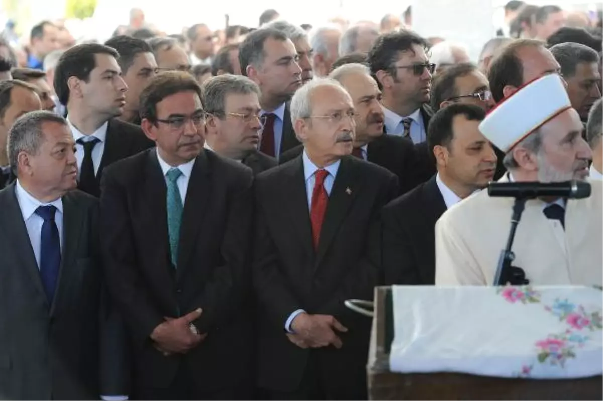 Kılıçdaroğlu, TOBB Başkanı Hisarcıklıoğlu\'nun Annesinin Cenaze Törenine Katıldı