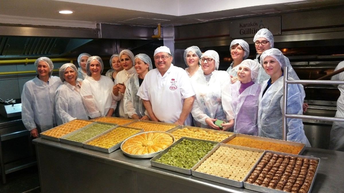 Konsolos Eşleri Baklava Açtı
