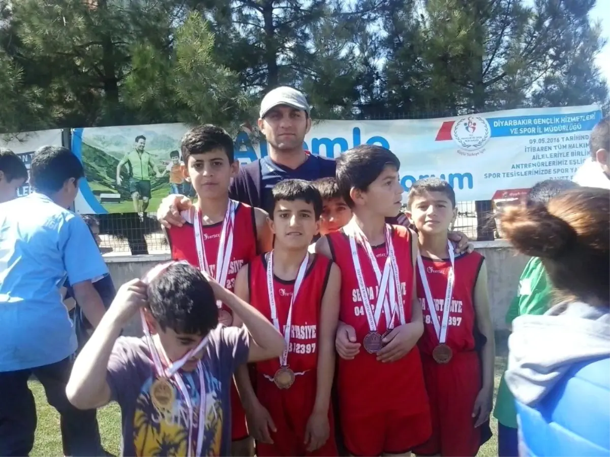 Kulplu Öğrenciler Atletizmde Şampiyon Oldu