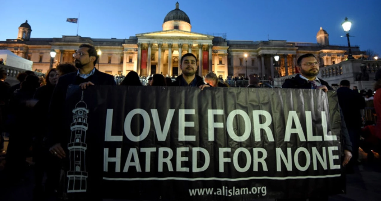Londra\'daki Müslüman Gençler, Anma Törenine \'Ben Müslümanım\' Tişörtüyle Katıldı