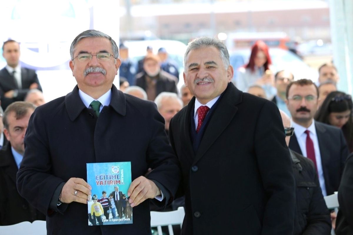 Milli Eğitim Bakanı İsmet Yılmaz Başkan Memduh Büyükkılıç\'a Teşekkür Etti