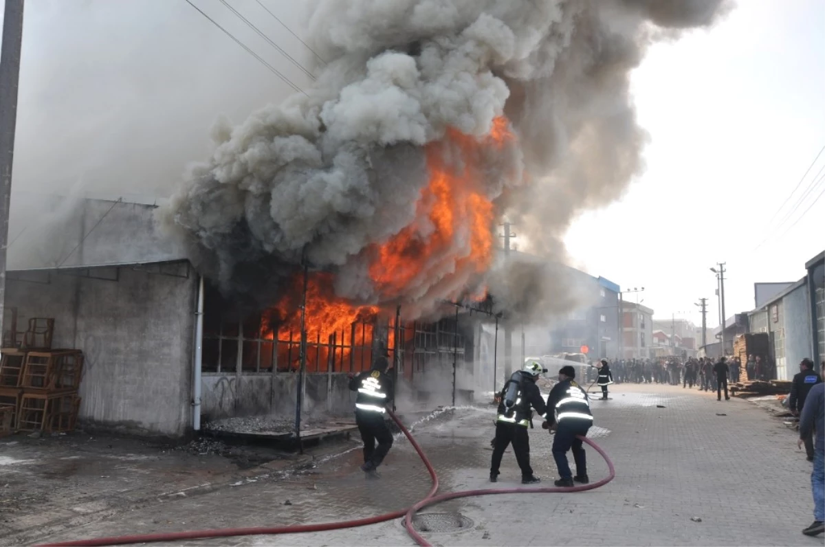 Mobilya Fabrikasında Yangın Çıktı, İşçiler Kendilerini Güçlükle Dışarı Attı
