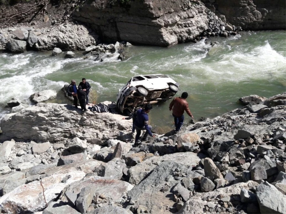Ordu\'da Minibüs Irmağa Uçtu: 1 Ölü, 2 Yaralı
