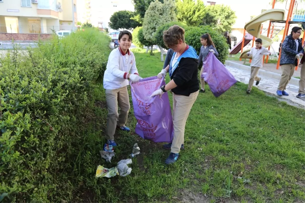 Ortaokul Öğrencileri Park Temizliğinde