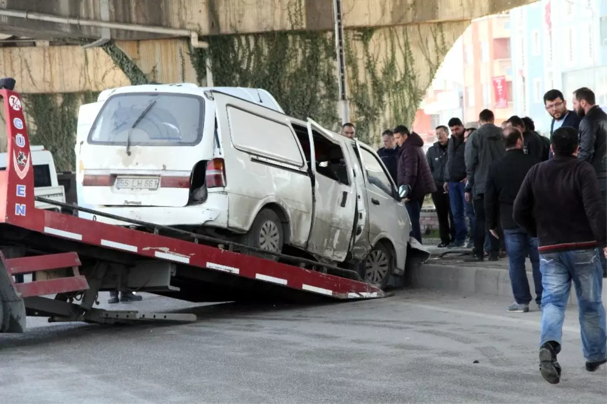 Servis Minibüsüyle Panelvan Araç Çarpıştı: 4 Yaralı