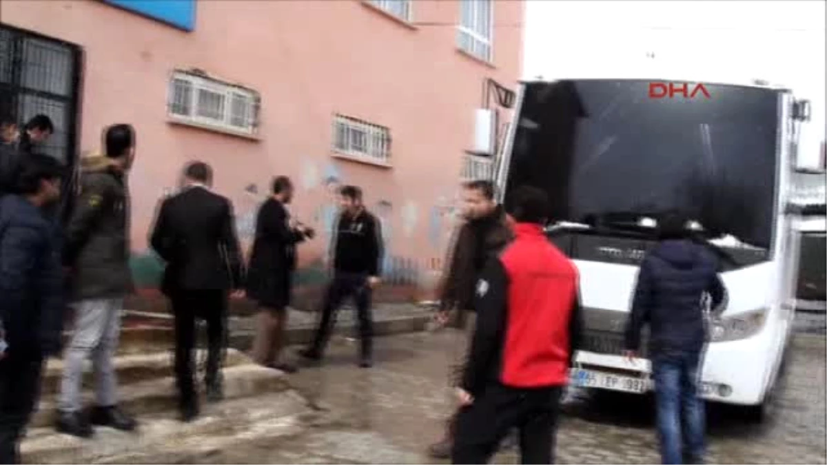 Van Başkale\'de Polisten Öğrencilere Kırtasiye ve Giyim Yardımı