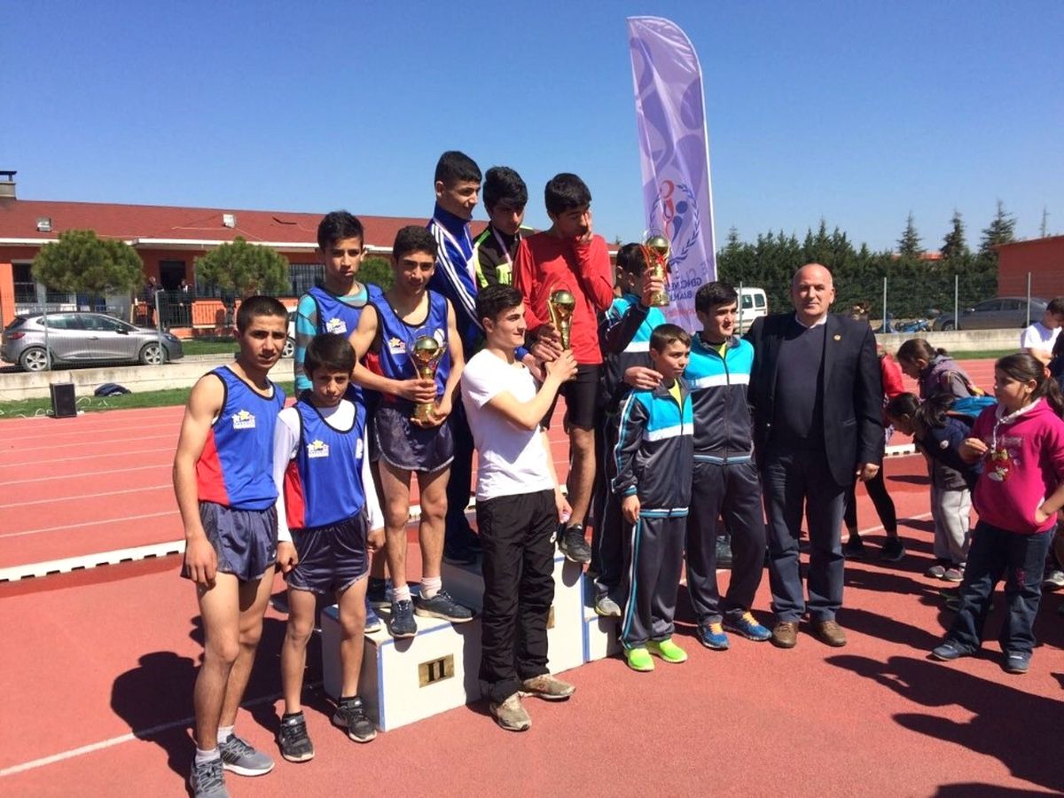 Yunusemre\'den Atletizmde Rekor Başarı