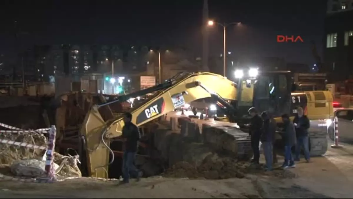 Avm Için Yapılan Altgeçit Çalışmaları Sırasında Sitenin Otoparkı ve Yol Çöktü