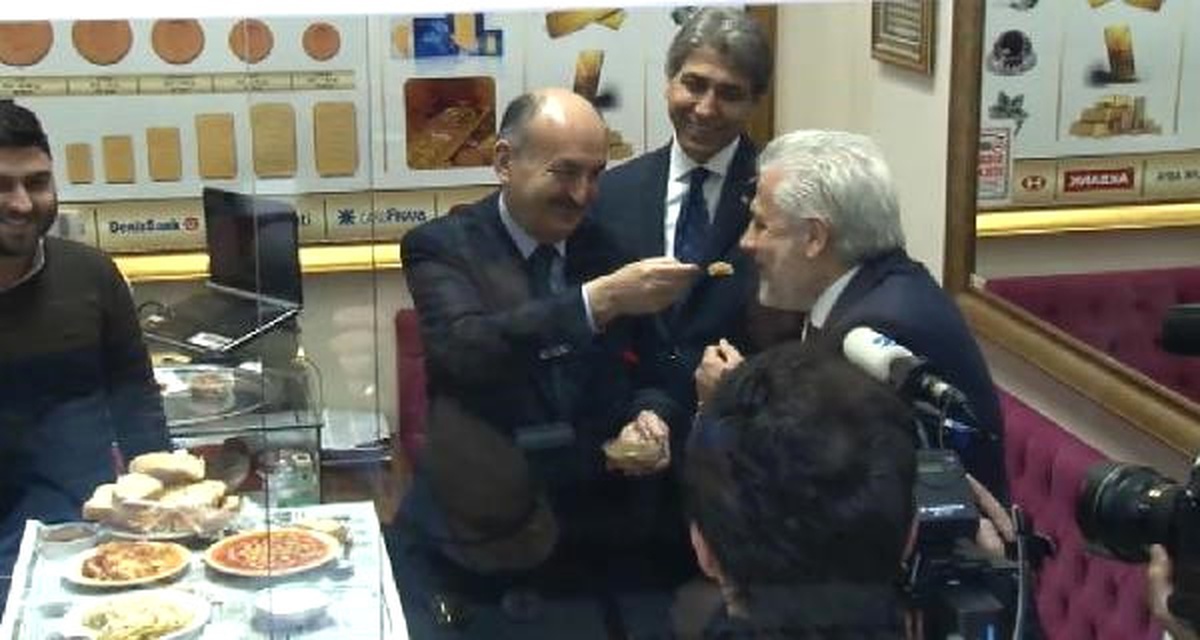 Bakan Müezzinoğlu\'ndan Kapalıçarşı\'ya Referandum Ziyareti