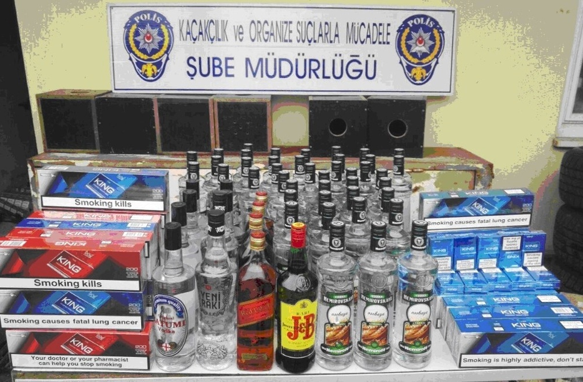 Kamyonetin Gizli Bölmelerinde Kaçak Sigara Yakalandı