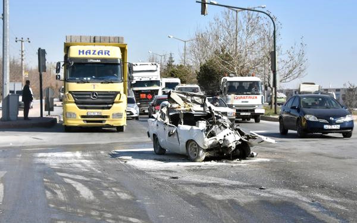 Konya Tır Otomobili Biçti: 1 Ağır Yaralı