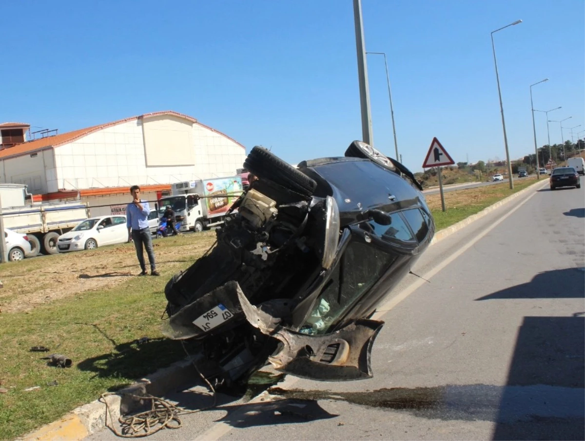Manavgat\'ta Otomobil Takla Attı: 3 Yaralı