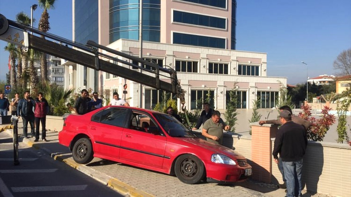 Muğla\'da Otomobil Durağa Girdi: 1 Ölü, 2 Yaralı