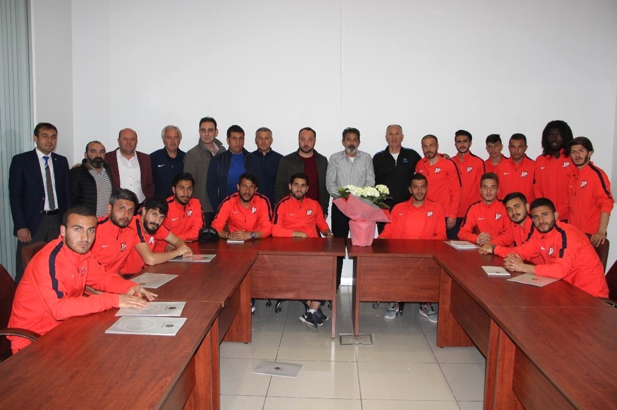 Nevşehirsporlu Futbolculardan Birlik Vakfı Başkanı Leblebici\'ye Ziyaret