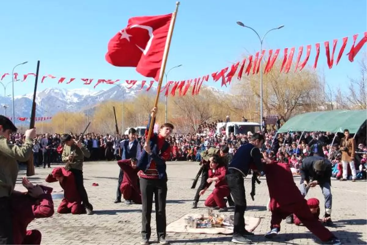 Oltu\'da Bayraklı Fener Alayı Coşkusu (2)