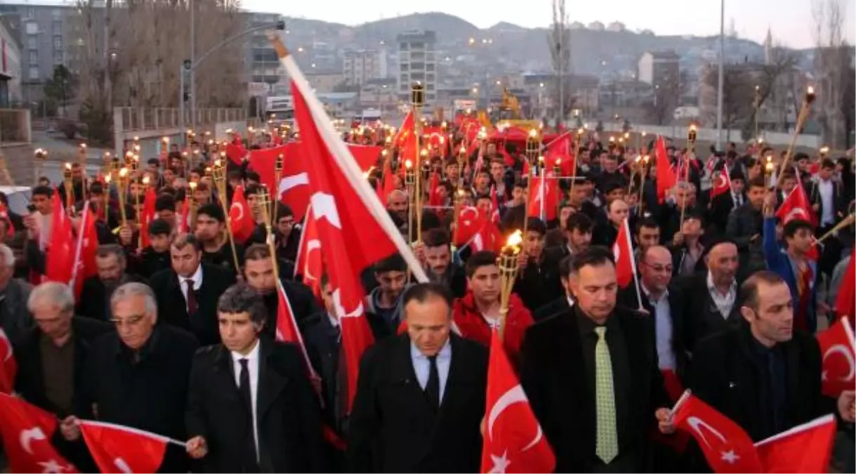 Oltu\'da Bayraklı Fener Alayı Coşkusu