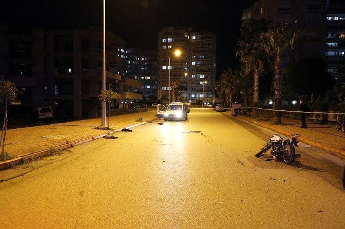 Polis Aracıyla Motosiklet Çarpıştı: 2 Yaralı
