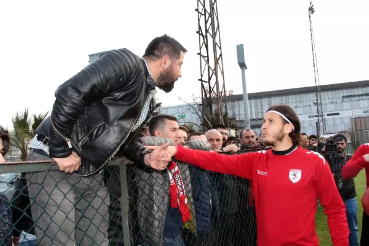 Samsunspor\'da Taraftarlarla Futbolcular Arasında Gerginlik