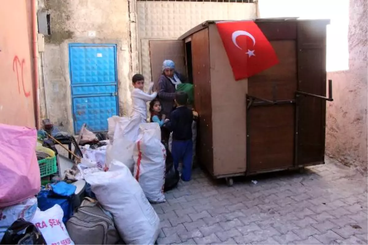 Sokakta Kalan 5 Kişilik Aile, Altına Teker Koyduğu Gardırobu Eve Dönüştürdü