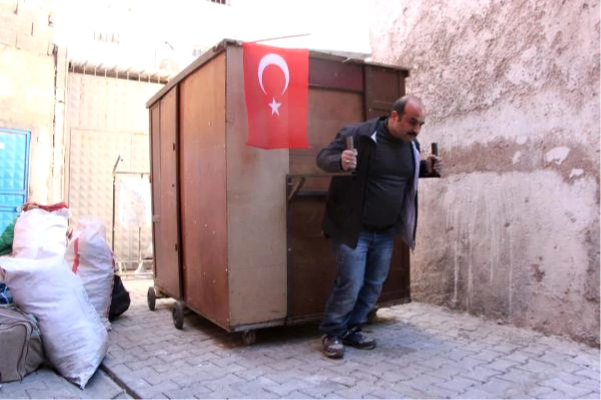 Sokakta Kalan 5 Kişilik Aile, Altına Teker Koyduğu Gardırobu Eve Dönüştürdü