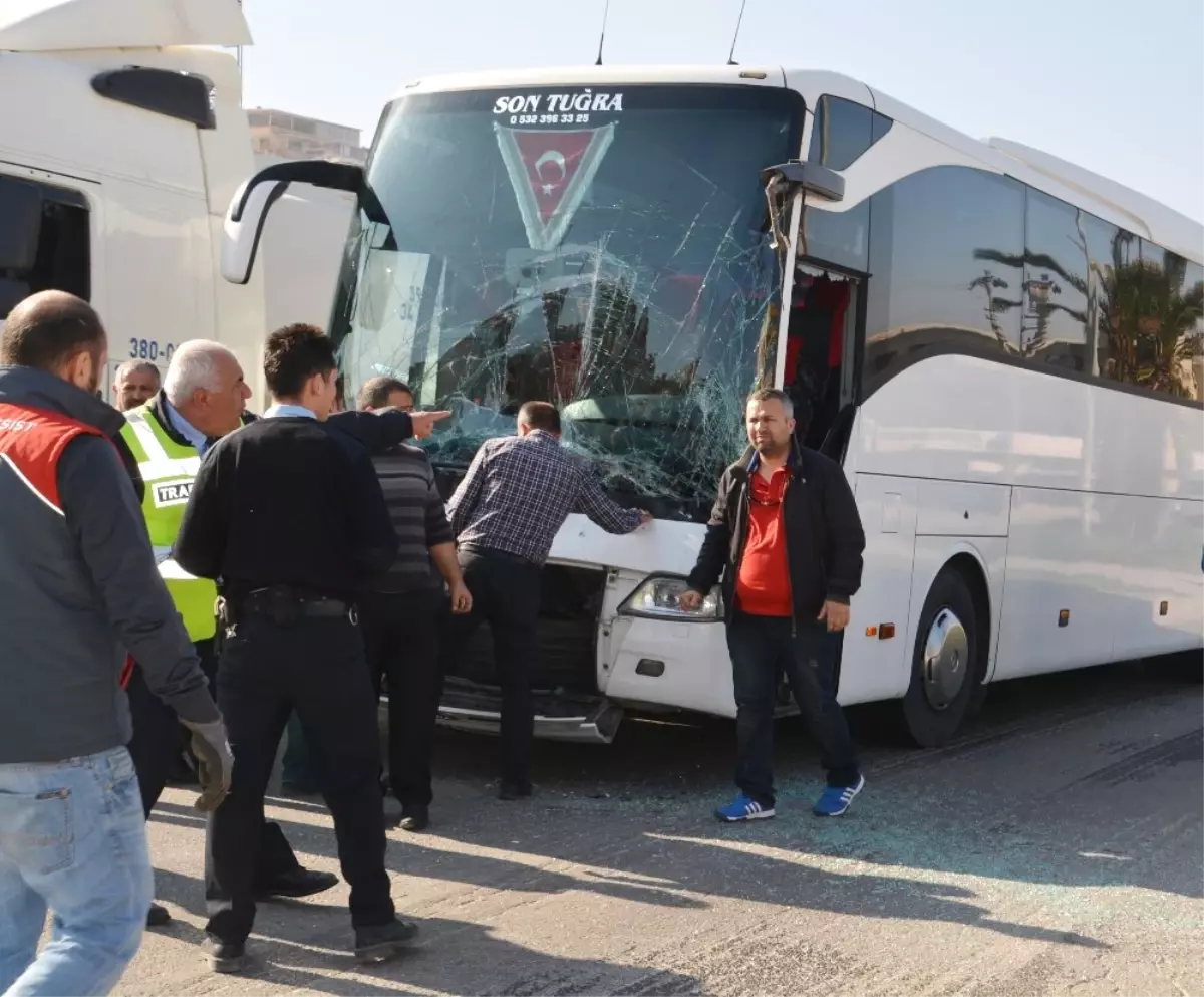 Tur Otobüsü ile TIR Çarpıştı, Yolcular Dehşeti Yaşadı