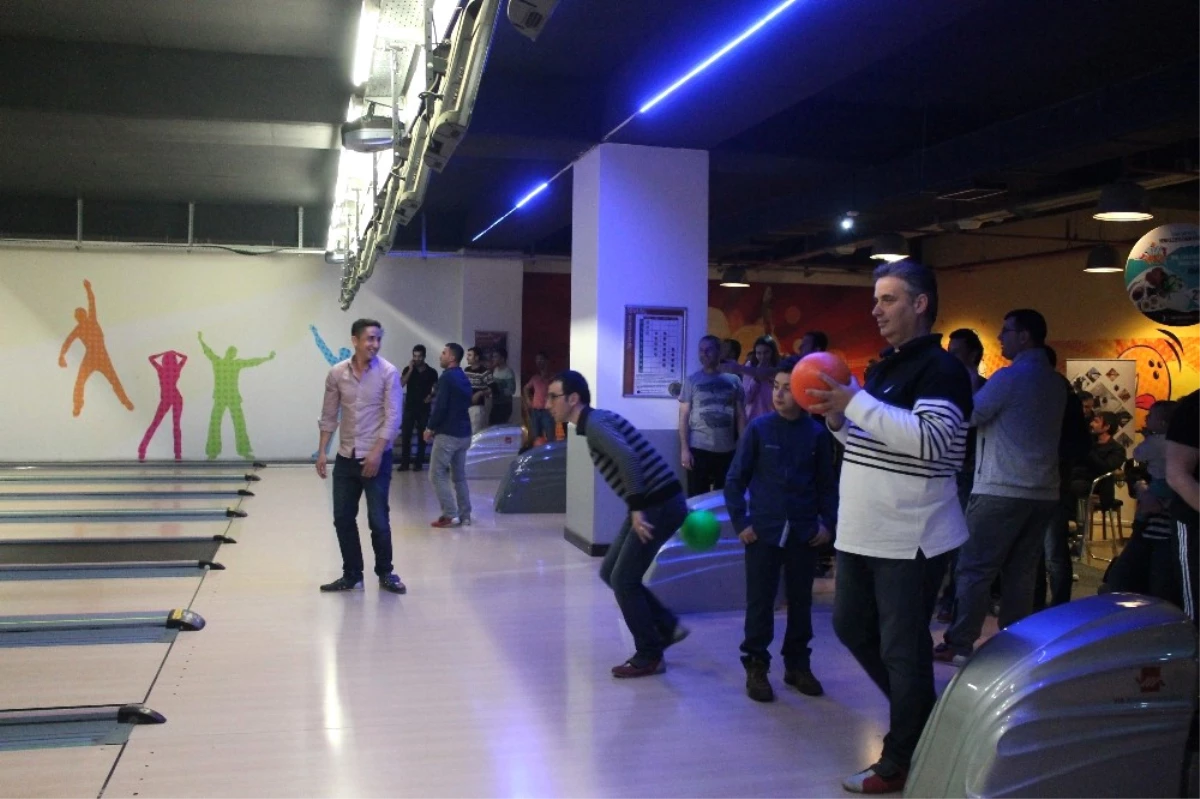 Uedaş Çalışanları Bowling Oynayarak Stres Atıyor