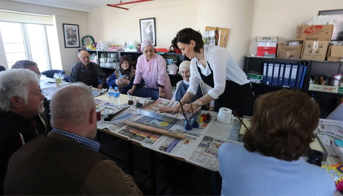 Yaşlılar Haftasında Ebru Sanatının İnceliklerini Öğrendiler