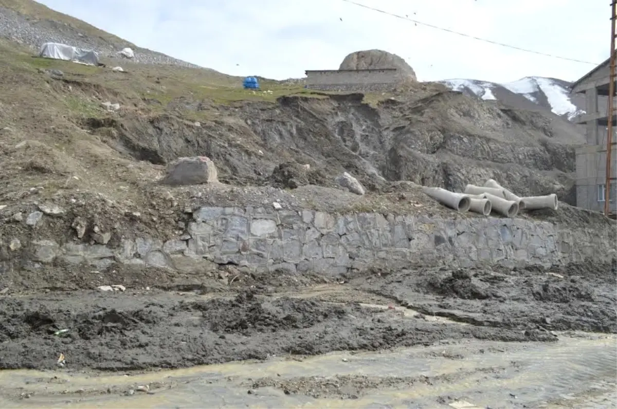 Yola İnen Toprak Tehlike Saçıyor