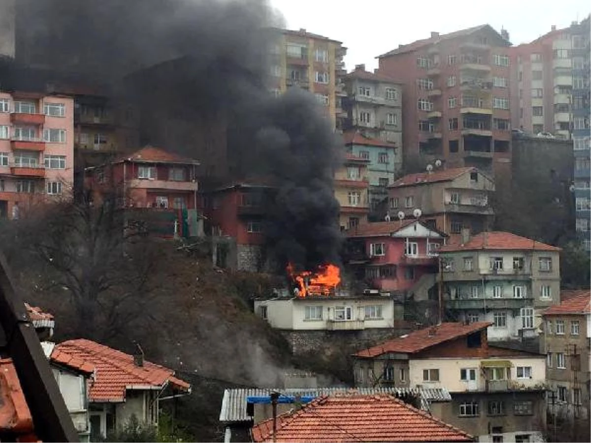 Zonguldak\'ta Evin Üstündeki Kömürlük Yandı