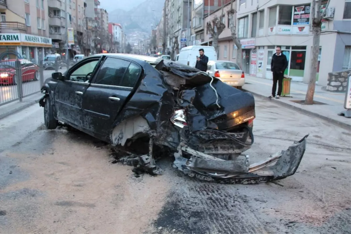 Ağacı Söküp Polis Otosuna Çarparak Durabildi