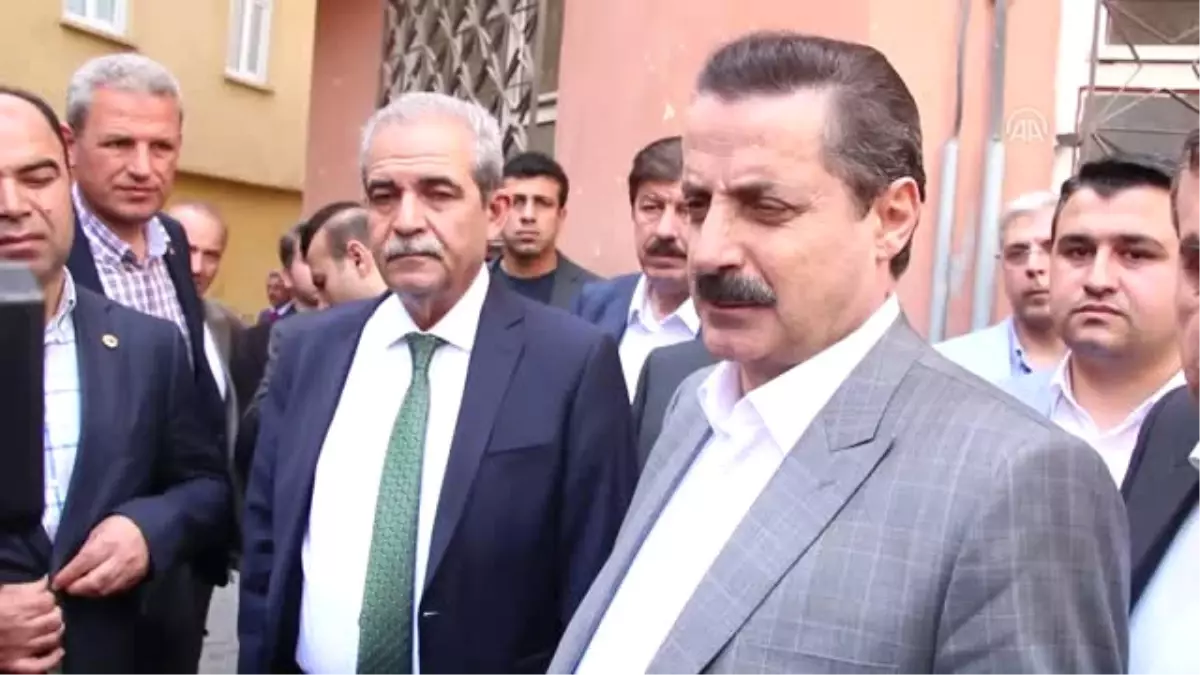 Bakan Çelik, Gardıroba Yerleşen Aileyi Ziyaret Etti