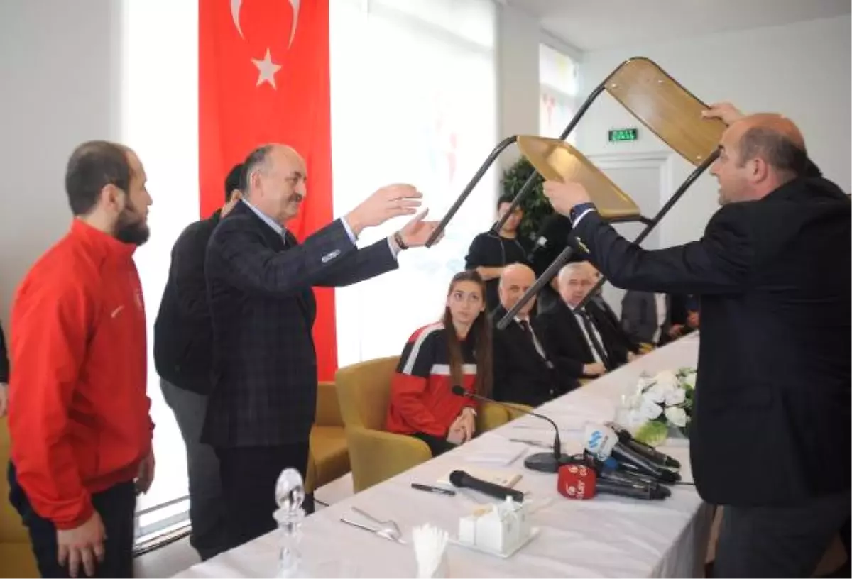 Bakan Müezzinoğlu, Sandalyeye Çıkarak Gençlere Seslendi