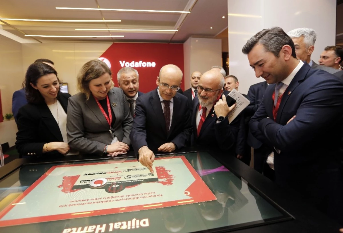 Başbakan Yardımcısı Şimşek ve Ulaştırma Bakanı Arslan, Vodafone Standını Ziyaret Etti