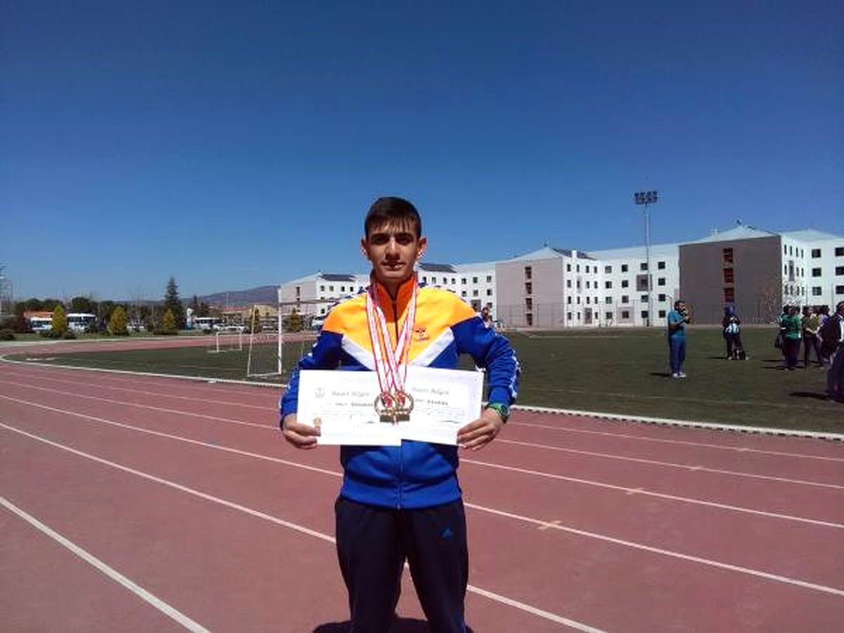 Bitlisli Öğrenci Atletizmde 2 Altın Madalya Kazandı