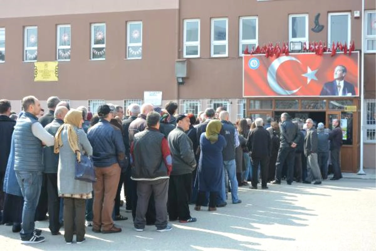 Bulgaristan\'da Seçim Başladı, Türkiye\'de Kuyruklar Oluştu!